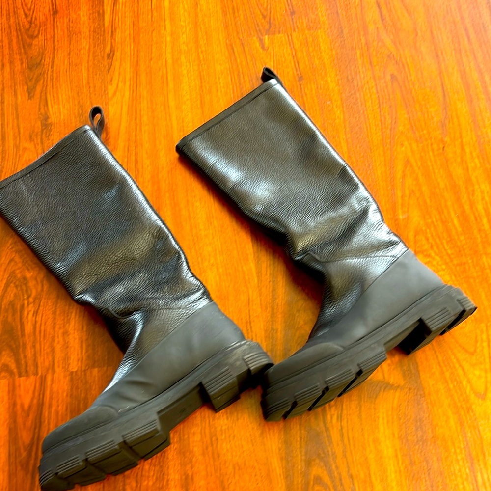 Zara boots. Never worn size 39. Leather
